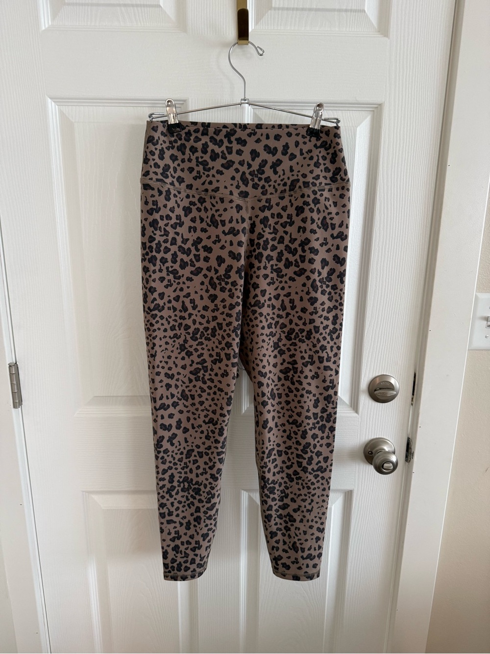 High-Waist Leopard Print Leggings - Black on Brown